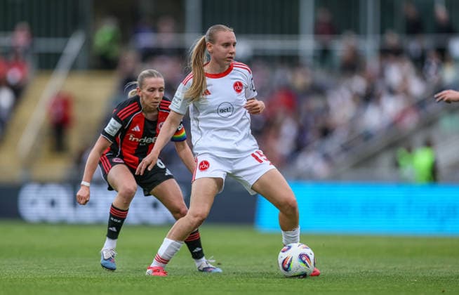 GER, Frankfurt, Eintracht Frankfurt vs FC Nürnberg, Google Pixel Bundesliga, Fussball, DFB, Spielzeit 2025 2026, Stadion am Brentanobad, 24. Spieltag im Bild v.l.: Elisa Senß (Eintracht Frankfurt Frauen 6), Emöke Papai (1. FC Nürnberg Frauen 15) DFB DFL REGULATIONS PROHIBIT ANY USE OF PHOTOGRAPHS AS IMAGE SEQUENCES AND OR QUASI-VIDEO, 04.05.2026 Copyright: HMBxMedia HendrikxHamelau