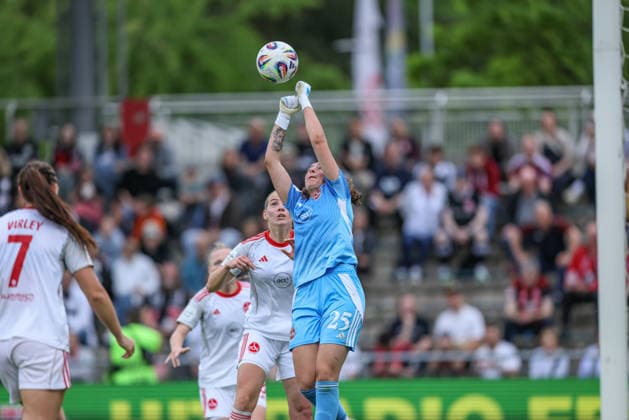 GER, Frankfurt, Eintracht Frankfurt vs FC Nürnberg, Google Pixel Bundesliga, Fussball, DFB, Spielzeit 2025 2026, Stadion am Brentanobad, 24. Spieltag im Bild: Lourdes Romero (1. FC Nürnberg Frauen 25), Torabwehr mit der Faust DFB DFL REGULATIONS PROHIBIT ANY USE OF PHOTOGRAPHS AS IMAGE SEQUENCES AND OR QUASI-VIDEO, 04.05.2026 Copyright: HMBxMedia HendrikxHamelau