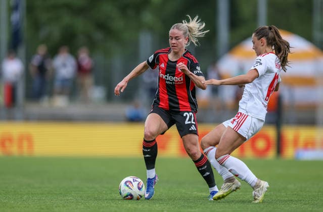 GER, Frankfurt, Eintracht Frankfurt vs FC Nürnberg, Google Pixel Bundesliga, Fussball, DFB, Spielzeit 2025 2026, Stadion am Brentanobad, 24. Spieltag im Bild v.l.: Nadine Riesen (Eintracht Frankfurt Frauen 22), Sanja Homann (1. FC Nürnberg Frauen 19) DFB DFL REGULATIONS PROHIBIT ANY USE OF PHOTOGRAPHS AS IMAGE SEQUENCES AND OR QUASI-VIDEO, 04.05.2026 Copyright: HMBxMedia HendrikxHamelau