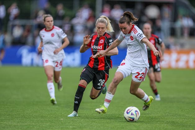 GER, Frankfurt, Eintracht Frankfurt vs FC Nürnberg, Google Pixel Bundesliga, Fussball, DFB, Spielzeit 2025 2026, Stadion am Brentanobad, 24. Spieltag im Bild v.l.: Rebecka Blomqvist (Eintracht Frankfurt Frauen 28), Julia Pollak (1. FC Nürnberg Frauen 22), Zweikampf DFB DFL REGULATIONS PROHIBIT ANY USE OF PHOTOGRAPHS AS IMAGE SEQUENCES AND OR QUASI-VIDEO, 04.05.2026 Copyright: HMBxMedia HendrikxHamelau