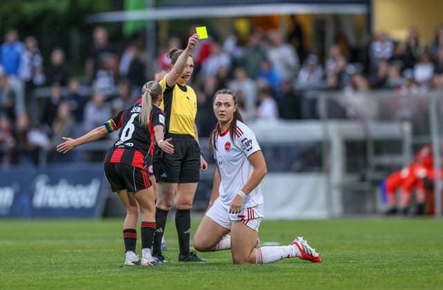 GER, Frankfurt, Eintracht Frankfurt vs FC Nürnberg, Google Pixel Bundesliga, Fussball, DFB, Spielzeit 2025 2026, Stadion am Brentanobad, 24. Spieltag im Bild: Elisa Senß (Eintracht Frankfurt Frauen 6) reklamiert, dass Leia Varley (1. FC Nürnberg Frauen 7) nur die gelbe Karte erhält DFB DFL REGULATIONS PROHIBIT ANY USE OF PHOTOGRAPHS AS IMAGE SEQUENCES AND OR QUASI-VIDEO, 04.05.2026 Copyright: HMBxMedia HendrikxHamelau