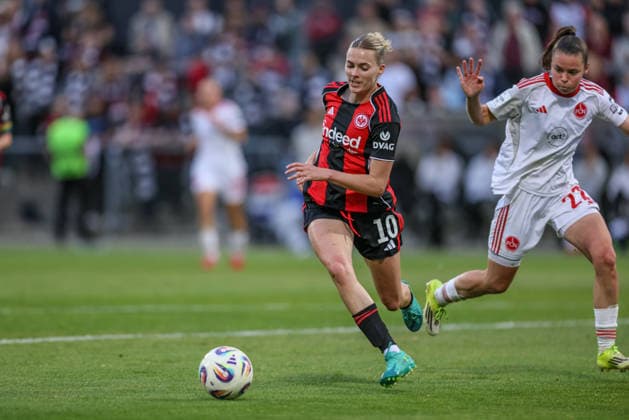 GER, Frankfurt, Eintracht Frankfurt vs FC Nürnberg, Google Pixel Bundesliga, Fussball, DFB, Spielzeit 2025 2026, Stadion am Brentanobad, 24. Spieltag im Bild v.l.: Laura Freigang (Eintracht Frankfurt Frauen 10), Julia Pollak (1. FC Nürnberg Frauen 22), Zweikampf DFB DFL REGULATIONS PROHIBIT ANY USE OF PHOTOGRAPHS AS IMAGE SEQUENCES AND OR QUASI-VIDEO, 04.05.2026 Copyright: HMBxMedia HendrikxHamelau