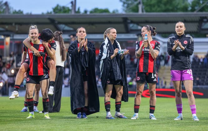 GER, Frankfurt, Eintracht Frankfurt vs FC Nürnberg, Google Pixel Bundesliga, Fussball, DFB, Spielzeit 2025 2026, Stadion am Brentanobad, 24. Spieltag im Bild: Freude und Emotionen nach dem Sieg bei Eintracht Frankfurt, Nina Lührsen (Eintracht Frankfurt Frauen 11), Chiba Remina (Eintracht Frankfurt Frauen 15), Ereleta Memeti (Eintracht Frankfurt Frauen 27), Elisa Senß (Eintracht Frankfurt Frauen 6), Geraldine Reuteler (Eintracht Frankfurt Frauen 14), Ylvi Eisenbeiß (Frankfurt) DFB DFL REGULATIONS PROHIBIT ANY USE OF PHOTOGRAPHS AS IMAGE SEQUENCES AND OR QUASI-VIDEO, 04.05.2026 Copyright: HMBxMedia HendrikxHamelau