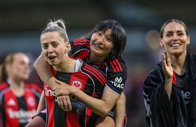GER, Frankfurt, Eintracht Frankfurt vs FC Nürnberg, Google Pixel Bundesliga, Fussball, DFB, Spielzeit 2025 2026, Stadion am Brentanobad, 24. Spieltag im Bild v.l.: Nina Lührsen (Eintracht Frankfurt Frauen 11) und Chiba Remina (Eintracht Frankfurt Frauen 15), Freude und Emotionen nach dem Sieg gegen den FC Nürnberg DFB DFL REGULATIONS PROHIBIT ANY USE OF PHOTOGRAPHS AS IMAGE SEQUENCES AND OR QUASI-VIDEO, 04.05.2026 Copyright: HMBxMedia HendrikxHamelau