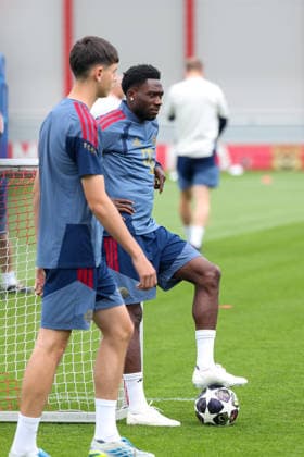 Alphonso Davies (FC Bayern Muenchen, 19) beim Training, GER, Abschlusstraining, FC Bayern Muenchen, Fussball, UEFA Champions League, Halbfinale, Rueckspiel, Saison 2025 2026, 05.05.2026, GER, Abschlusstraining, FC Bayern Muenchen, Fussball, UEFA Champions League, Halbfinale, Rueckspiel, Saison 2025 2026, 05.05.2026 Muenchen Copyright: xEibner-Pressefoto JennixMaulx EP_JML