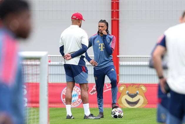 Michael Olise (FC Bayern Muenchen, 17) im Gespraech mit Vincent Kompany (FC Bayern Muenchen, Cheftrainer) beim Training, GER, Abschlusstraining, FC Bayern Muenchen, Fussball, UEFA Champions League, Halbfinale, Rueckspiel, Saison 2025 2026, 05.05.2026, GER, Abschlusstraining, FC Bayern Muenchen, Fussball, UEFA Champions League, Halbfinale, Rueckspiel, Saison 2025 2026, 05.05.2026 Muenchen Copyright: xEibner-Pressefoto JennixMaulx EP_JML