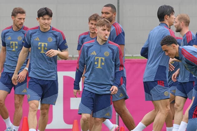 42 Lennart Karl (mit Kaugummi), Mitspieler 8 Leon Goretzka, 3 Minjae Kim, 20 Tom Bischof, 4 Jonathan Tah, 10 Jamal Musiala, beim Aufwärmen, Porträt, Portrait, Fussball Abschlsstraining des FC Bayern München vor UEFA Champions League, gegen Paris Saint-Germain 05.05.2026 Trainingsgelände, Säbenerstr. FOTO: Mladen Lackovic LakoPress