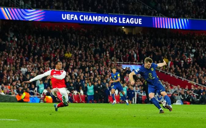 Alexander Sorloth of Atletico Madrid misses the ball and a chance goes begging late on Arsenal v Atletico Madrid, UEFA Champions League, Semi Final, Second Leg, Football, Emirates Stadium, London, UK - 05 May 2026London Emirates Stadium United Kingdom EDITORIAL USE ONLY No use with unauthorised audio, video, data, fixture lists, club league logos or live services. Online in-match use limited to 120 images, no video emulation. No use in betting, games or single club league player publications. Copyright: xJavierxGarcia Shutterstockx 16859995bd