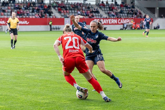 Kampf um den Ball Zweikampf zwischen Franziska Kett (FC Bayern Muenchen Frauen, 20) und Marie Steiner (TSG 1899 Hoffenheim, 19) GER, FC Bayern Muenchen Frauen vs. TSG 1899 Hoffenheim, Fussball, Google Pixel Frauen-Bundesliga, 24. Spieltag, Saison 2025 2026, 06.05.2026. (DFL DFB REGULATIONS PROHIBIT ANY USE OF PHOTOGRAPHS as IMAGE SEQUENCES and or QUASI-VIDEO). GER, FC Bayern Muenchen Frauen vs. TSG 1899 Hoffenheim, Fussball, Google Pixel Frauen-Bundesliga, 24. Spieltag, Saison 2025 2026, 06.05.2026. Muenchen Copyright: xEibner-Pressefoto HeikexFeinerx EP_HFR
