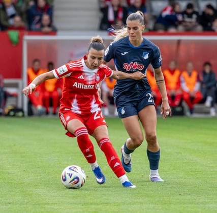 Kampf um den Ball Zweikampf zwischen Arianna Caruso (FC Bayern Muenchen Frauen, 27) und Selina Cerci (TSG 1899 Hoffenheim, 29) GER, FC Bayern Muenchen Frauen vs. TSG 1899 Hoffenheim, Fussball, Google Pixel Frauen-Bundesliga, 24. Spieltag, Saison 2025 2026, 06.05.2026. (DFL DFB REGULATIONS PROHIBIT ANY USE OF PHOTOGRAPHS as IMAGE SEQUENCES and or QUASI-VIDEO). GER, FC Bayern Muenchen Frauen vs. TSG 1899 Hoffenheim, Fussball, Google Pixel Frauen-Bundesliga, 24. Spieltag, Saison 2025 2026, 06.05.2026. Muenchen Copyright: xEibner-Pressefoto HeikexFeinerx EP_HFR