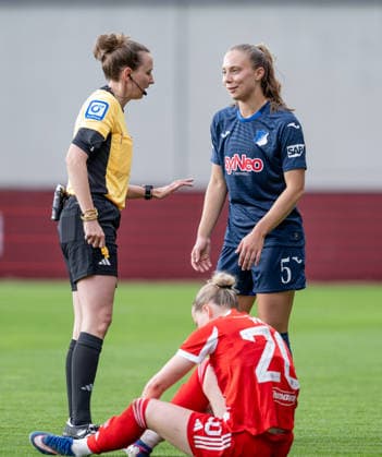 Sina Diekmann (Schiedsrichterin) mit einer Ermanung an Jamilla Rankin (TSG 1899 Hoffenheim, 05) nach deren Foul an Franziska Kett (FC Bayern Muenchen Frauen, 20) GER, FC Bayern Muenchen Frauen vs. TSG 1899 Hoffenheim, Fussball, Google Pixel Frauen-Bundesliga, 24. Spieltag, Saison 2025 2026, 06.05.2026. (DFL DFB REGULATIONS PROHIBIT ANY USE OF PHOTOGRAPHS as IMAGE SEQUENCES and or QUASI-VIDEO). GER, FC Bayern Muenchen Frauen vs. TSG 1899 Hoffenheim, Fussball, Google Pixel Frauen-Bundesliga, 24. Spieltag, Saison 2025 2026, 06.05.2026. Muenchen Copyright: xEibner-Pressefoto HeikexFeinerx EP_HFR