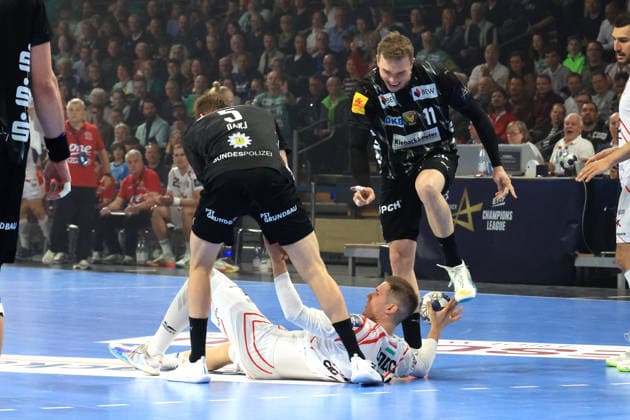 DEU, Machineseeker EHF Champions League, Fuechse Berlin vs. One VeszprŽm HC, 06.05.2026, Max-Schmeling-Halle, Berlin, DEU, Machineseeker EHF Champions League, Fuechse Berlin vs. One VeszprŽm HC, im Bild Lasse Andersson (Fuechse Berlin 11), Max Darj (Fuechse Berlin 5), Dragan Pechmalbec (Veszprem 46)