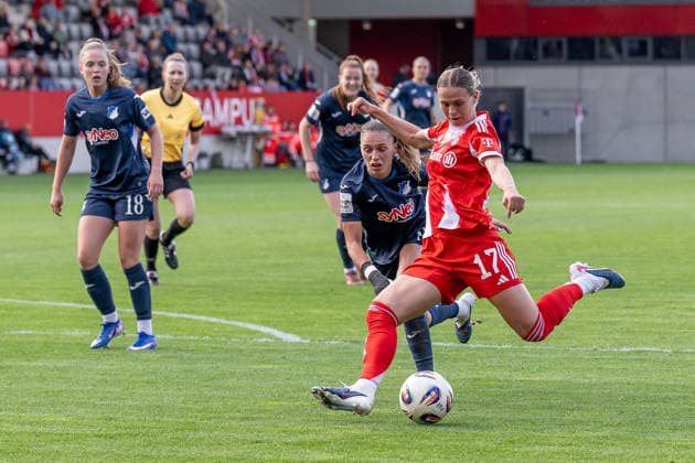 Jill Janssens (TSG 1899 Hoffenheim, 09) versucht Klara Buehl (FC Bayern Muenchen Frauen, 17) zu stoppen GER, FC Bayern Muenchen Frauen vs. TSG 1899 Hoffenheim, Fussball, Google Pixel Frauen-Bundesliga, 24. Spieltag, Saison 2025 2026, 06.05.2026. (DFL DFB REGULATIONS PROHIBIT ANY USE OF PHOTOGRAPHS as IMAGE SEQUENCES and or QUASI-VIDEO). GER, FC Bayern Muenchen Frauen vs. TSG 1899 Hoffenheim, Fussball, Google Pixel Frauen-Bundesliga, 24. Spieltag, Saison 2025 2026, 06.05.2026. Muenchen Copyright: xEibner-Pressefoto HeikexFeinerx EP_HFR