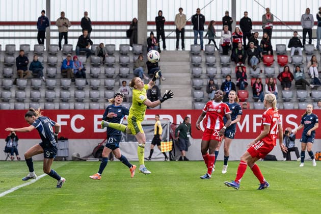 Laura Dick (Torfrau, TSG 1899 Hoffenheim, 01) bekommt hier den Ball nur schwer unter Kontrolle vor ba29 und Pernille Harder (FC Bayern Muenchen Frauen, 21), dahinter Wielle Douma (TSG 1899 Hoffenheim, 13) und Lisa Doorn (TSG 1899 Hoffenheim, 14) GER, FC Bayern Muenchen Frauen vs. TSG 1899 Hoffenheim, Fussball, Google Pixel Frauen-Bundesliga, 24. Spieltag, Saison 2025 2026, 06.05.2026. (DFL DFB REGULATIONS PROHIBIT ANY USE OF PHOTOGRAPHS as IMAGE SEQUENCES and or QUASI-VIDEO). GER, FC Bayern Muenchen Frauen vs. TSG 1899 Hoffenheim, Fussball, Google Pixel Frauen-Bundesliga, 24. Spieltag, Saison 2025 2026, 06.05.2026. Muenchen Copyright: xEibner-Pressefoto HeikexFeinerx EP_HFR