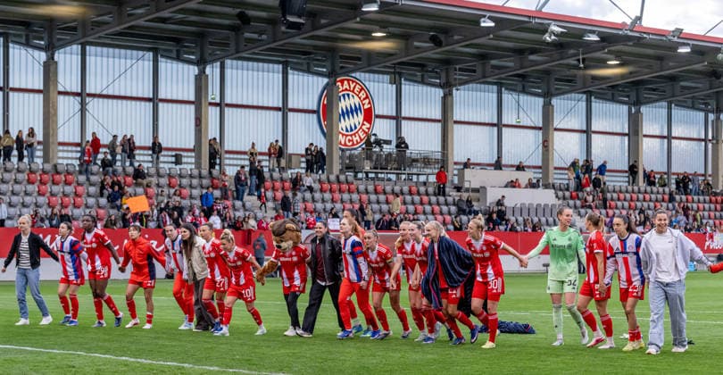 Die Muenchnerinnen feiern vor der Fankurve mit ihrem Anhang GER, FC Bayern Muenchen Frauen vs. TSG 1899 Hoffenheim, Fussball, Google Pixel Frauen-Bundesliga, 24. Spieltag, Saison 2025 2026, 06.05.2026. (DFL DFB REGULATIONS PROHIBIT ANY USE OF PHOTOGRAPHS as IMAGE SEQUENCES and or QUASI-VIDEO). GER, FC Bayern Muenchen Frauen vs. TSG 1899 Hoffenheim, Fussball, Google Pixel Frauen-Bundesliga, 24. Spieltag, Saison 2025 2026, 06.05.2026. Muenchen Copyright: xEibner-Pressefoto HeikexFeinerx EP_HFR