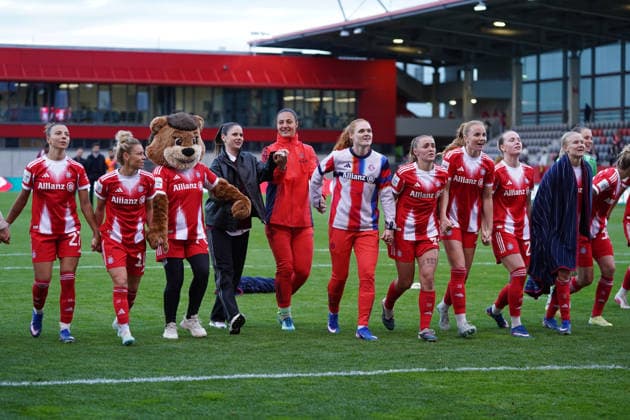 Die Spielerinnen des FC Bayern Arianna Caruso (27 Bayern),Linda Dallmann (10 FC Bayern) Stine Ballisager (3 Bayern) , Linda Dallmann (10 FC Bayern) , Sarah Zadrazil (25 FC Bayern) , Maria Luisa Grohs (1 Bayern) Georgia Stanway (31 FC Bayern) ,Glodis Viggosdottir (4 FC Bayern) , Ena Mahmutovic (32 Bayern) , Pernille Harder (21 Bayern) , Carolin Simon (30 FC Bayern) , Magdalena Eriksson (5 FC Bayern) , Lena Oberdorf (8 Bayern) und Alara Sehitler (14 Bayern) bei den Fans nach dem Google Pixel Frauen Bundesligaspiel FC Bayern München - TSG Hoffenheim am 06.05.2026. München FC Bayern Campus Bayern Deutschland