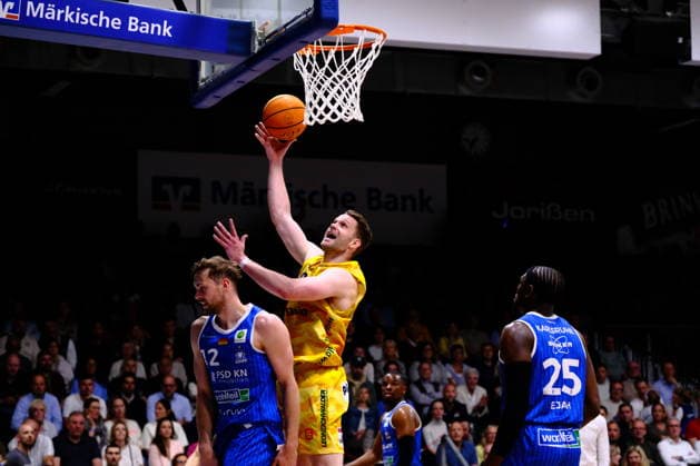 ProA Playoffs Viertelfinale - Phoenix Hagen vs. PS Karlsruhe LIONS, Hagen, 06.05.2026, Ischelandhalle Hagen Fabian Bleck ( 10, Phoenix Hagen, PF) beim Korbleger, verteidigt von Kilian Binapfl ( 12, PS Karlsruhe LIONS, SF); ProA Playoff Viertelfinale - Phoenix Hagen vs. PS Karlsruhe LIONS, Hagen, 06.05.2026, Ischelandhalle Hagen Copyright: xBEAUTIFULxSPORTS Piepenstockx