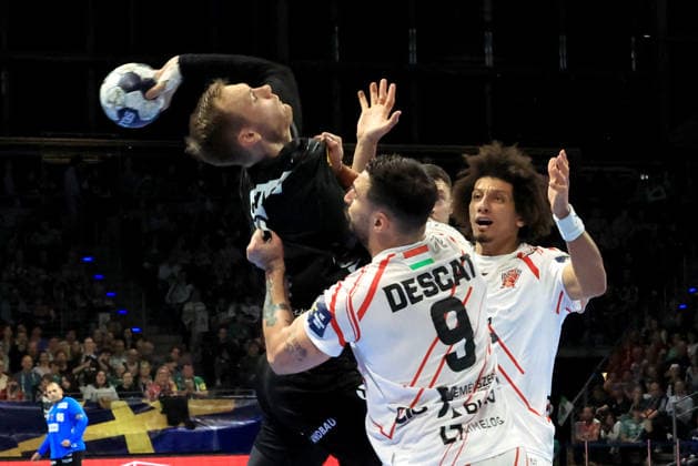 DEU, Machineseeker EHF Champions League, Fuechse Berlin vs. One VeszprŽm HC, 06.05.2026, Max-Schmeling-Halle, Berlin, DEU, Machineseeker EHF Champions League, Fuechse Berlin vs. One VeszprŽm HC, im Bild Mathias Gidsel (Fuechse Berlin 19), Hugo Descat (Veszprem 9), Ali Zein (Veszprem 90)