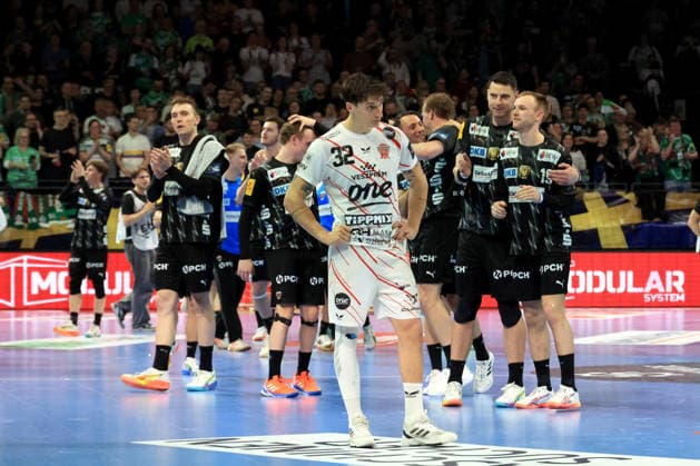 DEU, Machineseeker EHF Champions League, Fuechse Berlin vs. One VeszprŽm HC, 06.05.2026, Max-Schmeling-Halle, Berlin, DEU, Machineseeker EHF Champions League, Fuechse Berlin vs. One VeszprŽm HC, im Bild Fuechse-Spielerkreis, Yanis Lenne (Veszprem 32)