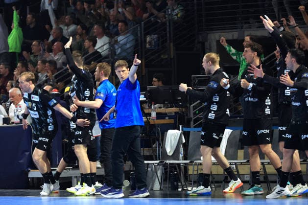 DEU, Machineseeker EHF Champions League, Fuechse Berlin vs. One VeszprŽm HC, 06.05.2026, Max-Schmeling-Halle, Berlin, DEU, Machineseeker EHF Champions League, Fuechse Berlin vs. One VeszprŽm HC, im Bild Cheftrainer Nicolej Krickau (Fuechse Berlin), Fuechse-Spielerbank