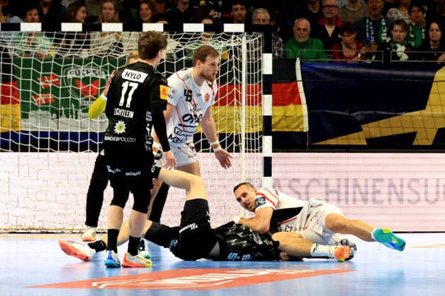 DEU, Machineseeker EHF Champions League, Fuechse Berlin vs. One VeszprŽm HC, 06.05.2026, Max-Schmeling-Halle, Berlin, DEU, Machineseeker EHF Champions League, Fuechse Berlin vs. One VeszprŽm HC, im Bild Nils Lichtlein (Fuechse Berlin 17), Mathias Gidsel (Fuechse Berlin 19), Dragan Pechmalbec (Veszprem 46), Patrik Ligetvari (Veszprem 23)