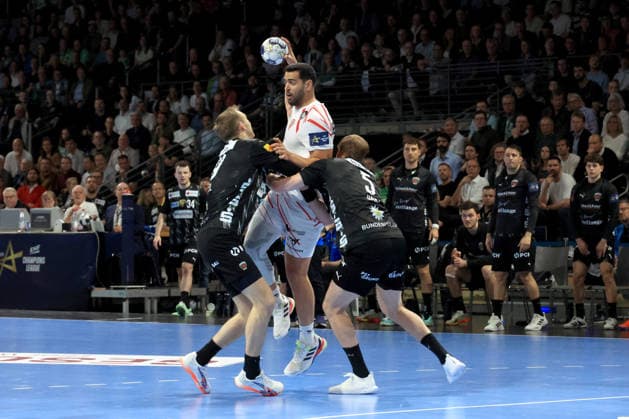 DEU, Machineseeker EHF Champions League, Fuechse Berlin vs. One VeszprŽm HC, 06.05.2026, Max-Schmeling-Halle, Berlin, DEU, Machineseeker EHF Champions League, Fuechse Berlin vs. One VeszprŽm HC, im Bild Mathias Gidsel (Fuechse Berlin 19), Max Darj (Fuechse Berlin 5), Ahmed Hesham (Veszprem 15)
