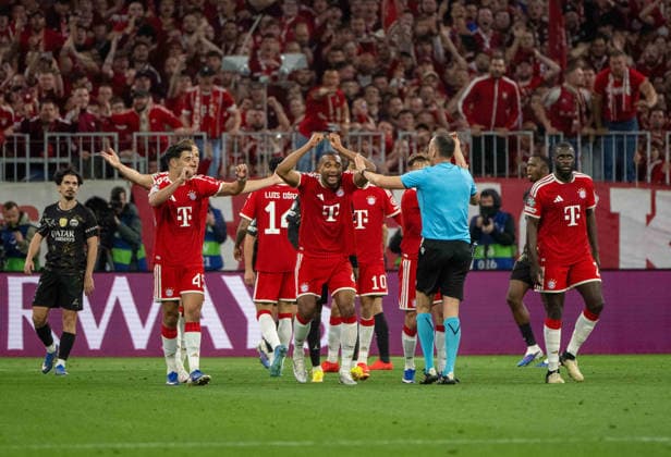 Fußball, Herren, Saison 2025 2026, Champions League (Halbfinale, Rückspiel), FC Bayern München - Paris St. Germain, v. l. Aleksandar Pavlovic (Bayern München), Harry Kane (Bayern München), Jonathan Tah (Bayern München), Jamal Musiala (Bayern München) und Dayot Upamecano (Bayern München) beschweren sich bei Schiedsrichter Joao Pinheiro (POR), 06.05. 2026, Copyright: xMatthiasxKochx