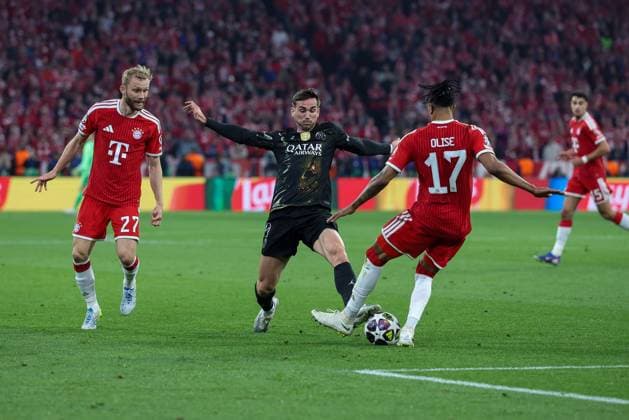 im Zweikampf, Aktion, mit Konrad Laimer 27 (FC Bayern Muenchen), Fabian Ruiz 8 (Paris Saint-Germain), Michael Olise 17 (FC Bayern Muenchen), FC Bayern Muenchen vs. Paris Saint-Germain, Fussball, UEFA, Champions League, Halbfinale, Rueckspiel, 06.05.2026 Muenchen Bayern Deutschland