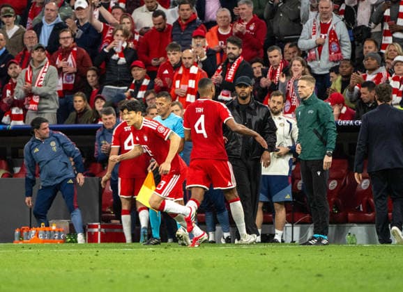 Fußball, Herren, Saison 2025 2026, Champions League (Halbfinale, Rückspiel), FC Bayern München - Paris St. Germain, v. l. Josip Stanisic (Bayern München), Min-jae Kim (Bayern München), Jonathan Tah (Bayern München), Trainer Vincent Kompany (Bayern München), 06.05. 2026, Copyright: xMatthiasxKochx
