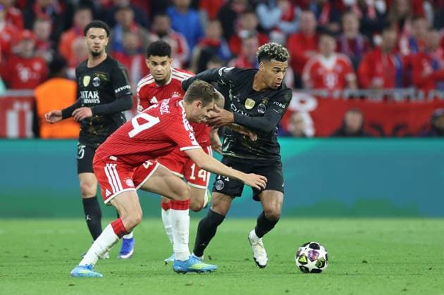 im Zweikampf, Aktion, mit Josip Stanisic 44 (FC Bayern Muenchen), Desire Doue 14 (Paris Saint-Germain), FC Bayern Muenchen vs. Paris Saint-Germain, Fussball, UEFA, Champions League, Halbfinale, Rueckspiel, 06.05.2026 Muenchen Bayern Deutschland