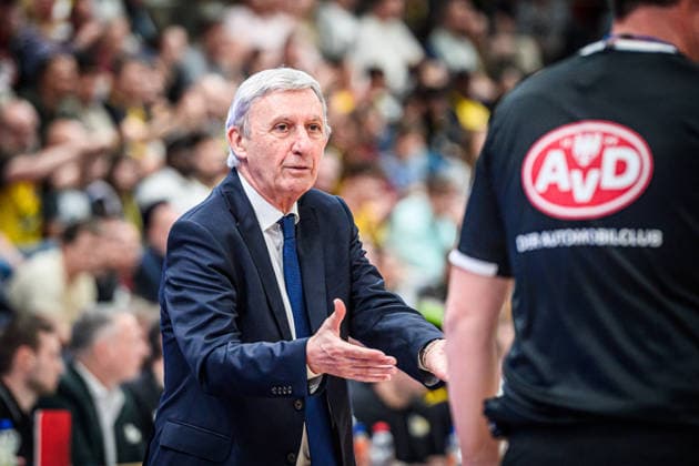 Svetislav Pesic(FC Bayern Basketball, Head-Coach) - kritischer Blick zum Referee GER, MHP Riesen Ludwigsburg vs. FC Bayern Muenchen Basketball, Basketball Bundesliga, easycredit BBL, 33. Spieltag, Spielzeit 2025 2026, 07.05.2026 GER, MHP Riesen Ludwigsburg vs. FC Bayern Muenchen Basketball, Basketball Bundesliga, easycredit BBL, 33. Spieltag, Spielzeit 2025 2026, 07.05.2026 Ludwigsburg Copyright: xSandyxDinkelackerx EP_SDR