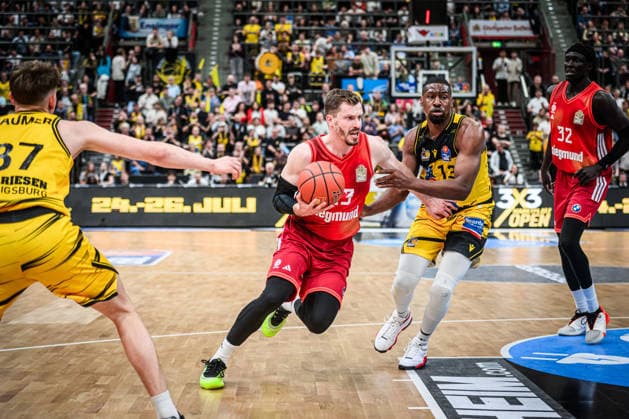 Andreas Obst (FC Bayern Basketball, 13) vs. Yorman Polas Bartolo (MHP RIESEN Ludwigsburg, 13), links noch Julis Baumer (MHP RIESEN Ludwigsburg, 37) und re. Wenyen Gabriel (FC Bayern Basketball, 32) GER, MHP Riesen Ludwigsburg vs. FC Bayern Muenchen Basketball, Basketball Bundesliga, easycredit BBL, 33. Spieltag, Spielzeit 2025 2026, 07.05.2026 GER, MHP Riesen Ludwigsburg vs. FC Bayern Muenchen Basketball, Basketball Bundesliga, easycredit BBL, 33. Spieltag, Spielzeit 2025 2026, 07.05.2026 Ludwigsburg Copyright: xSandyxDinkelackerx EP_SDR