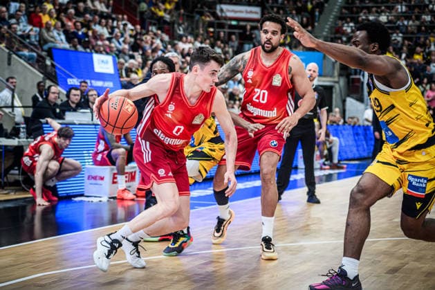 Nenad Dimitrijevic (FC Bayern Basketball, 00) mit Elias Harris (FC Bayern Basketball, 20), re. Maxwell Dongmo Temoka (MHP RIESEN Ludwigsburg, 39) versucht Bayern zu stoppen GER, MHP Riesen Ludwigsburg vs. FC Bayern Muenchen Basketball, Basketball Bundesliga, easycredit BBL, 33. Spieltag, Spielzeit 2025 2026, 07.05.2026 GER, MHP Riesen Ludwigsburg vs. FC Bayern Muenchen Basketball, Basketball Bundesliga, easycredit BBL, 33. Spieltag, Spielzeit 2025 2026, 07.05.2026 Ludwigsburg Copyright: xSandyxDinkelackerx EP_SDR