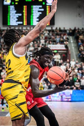 Wenyen Gabriel (FC Bayern Basketball, 32) vs. Keeshawn Kellman (MHP RIESEN Ludwigsburg, 32) GER, MHP Riesen Ludwigsburg vs. FC Bayern Muenchen Basketball, Basketball Bundesliga, easycredit BBL, 33. Spieltag, Spielzeit 2025 2026, 07.05.2026 GER, MHP Riesen Ludwigsburg vs. FC Bayern Muenchen Basketball, Basketball Bundesliga, easycredit BBL, 33. Spieltag, Spielzeit 2025 2026, 07.05.2026 Ludwigsburg Copyright: xSandyxDinkelackerx EP_SDR