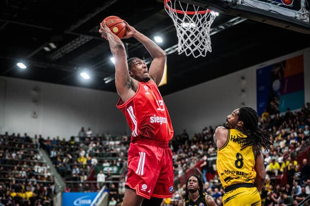 David McCormack (FC Bayern Basketball, 33) setzt sich durch gegen Terrell Harris (MHP RIESEN Ludwigsburg, 08) GER, MHP Riesen Ludwigsburg vs. FC Bayern Muenchen Basketball, Basketball Bundesliga, easycredit BBL, 33. Spieltag, Spielzeit 2025 2026, 07.05.2026 GER, MHP Riesen Ludwigsburg vs. FC Bayern Muenchen Basketball, Basketball Bundesliga, easycredit BBL, 33. Spieltag, Spielzeit 2025 2026, 07.05.2026 Ludwigsburg Copyright: xSandyxDinkelackerx EP_SDR