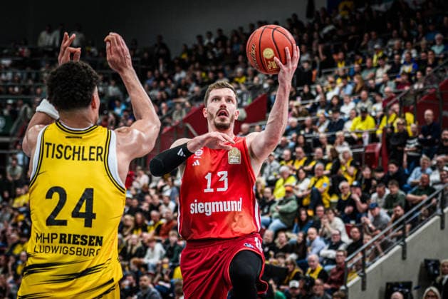 Andreas Obst (FC Bayern Basketball, 13) vs. Brandon Tischler (MHP RIESEN Ludwigsburg, 24) GER, MHP Riesen Ludwigsburg vs. FC Bayern Muenchen Basketball, Basketball Bundesliga, easycredit BBL, 33. Spieltag, Spielzeit 2025 2026, 07.05.2026 GER, MHP Riesen Ludwigsburg vs. FC Bayern Muenchen Basketball, Basketball Bundesliga, easycredit BBL, 33. Spieltag, Spielzeit 2025 2026, 07.05.2026 Ludwigsburg Copyright: xSandyxDinkelackerx EP_SDR
