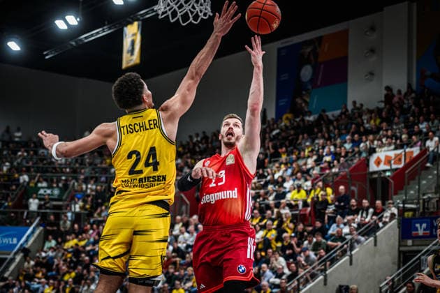 Andreas Obst (FC Bayern Basketball, 13) vs. Brandon Tischler (MHP RIESEN Ludwigsburg, 24) GER, MHP Riesen Ludwigsburg vs. FC Bayern Muenchen Basketball, Basketball Bundesliga, easycredit BBL, 33. Spieltag, Spielzeit 2025 2026, 07.05.2026 GER, MHP Riesen Ludwigsburg vs. FC Bayern Muenchen Basketball, Basketball Bundesliga, easycredit BBL, 33. Spieltag, Spielzeit 2025 2026, 07.05.2026 Ludwigsburg Copyright: xSandyxDinkelackerx EP_SDR