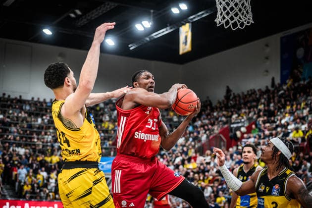 David McCormack (FC Bayern Basketball, 33) vs. Gavin Schilling (MHP RIESEN Ludwigsburg, 34), u.re. noch Stefan Smith (MHP RIESEN Ludwigsburg, 03) GER, MHP Riesen Ludwigsburg vs. FC Bayern Muenchen Basketball, Basketball Bundesliga, easycredit BBL, 33. Spieltag, Spielzeit 2025 2026, 07.05.2026 GER, MHP Riesen Ludwigsburg vs. FC Bayern Muenchen Basketball, Basketball Bundesliga, easycredit BBL, 33. Spieltag, Spielzeit 2025 2026, 07.05.2026 Ludwigsburg Copyright: xSandyxDinkelackerx EP_SDR