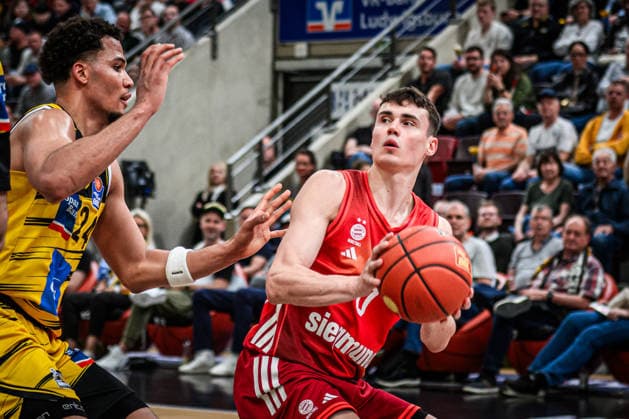 Nenad Dimitrijevic (FC Bayern Basketball, 00) vs. Brandon Tischler (MHP RIESEN Ludwigsburg, 24) GER, MHP Riesen Ludwigsburg vs. FC Bayern Muenchen Basketball, Basketball Bundesliga, easycredit BBL, 33. Spieltag, Spielzeit 2025 2026, 07.05.2026 GER, MHP Riesen Ludwigsburg vs. FC Bayern Muenchen Basketball, Basketball Bundesliga, easycredit BBL, 33. Spieltag, Spielzeit 2025 2026, 07.05.2026 Ludwigsburg Copyright: xSandyxDinkelackerx EP_SDR