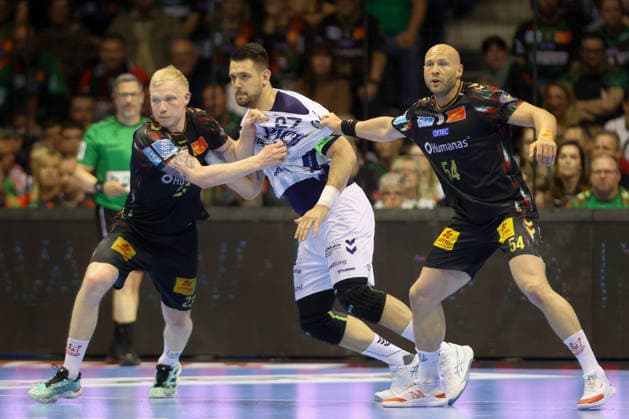 07.05.2026, xtgx, Handball, EHF Champions League 1 4 Finale, SC Magdeburg - Pick Szeged v.l. Magnus Saugstrup (Magdeburg, 23), Bence Banhidi (Szeged, 27), Oscar Bergendahl (Magdeburg, 54) Zweikampf, Duell, Kampf, tackle Magdeburg