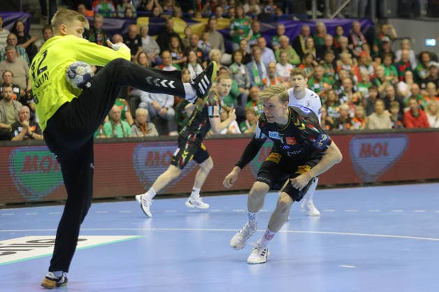 07.05.2026, xtgx, Handball, EHF Champions League 1 4 Finale, SC Magdeburg - Pick Szeged v.l. Tobias Thulin (Szeged, 12), Gisli Thorgeir Kristjansson (Magdeburg, 10) Parade, haelt den Ball, faengt den Ball, pariert Magdeburg