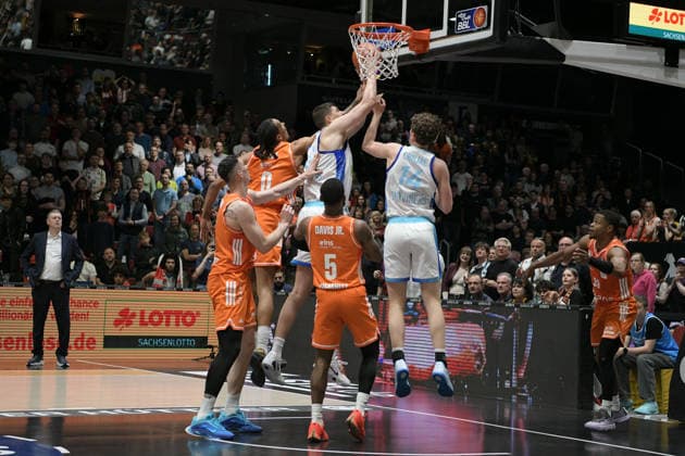 easyCredit Basketball Bundesliga, 33. Spieltag, Niners Chemnitz -Frankfurt Skyliners 07.05.2026 ab 18.30 Uhr Chemnitz, Chemnitz Arena Im Foto: rebound Niners Chemnitz, Yordan Minchev(91), Kevin Yebo(0),Cory Davis(5), Frankfurt Skyliners, Jacob Knauf(25), Ivan Crnjac(14) easyCredit Basketball Bundesliga, 33. Spieltag, Niners Chemnitz - Frankfurt Skyliners Chemnitz Sachsen Deutschland
