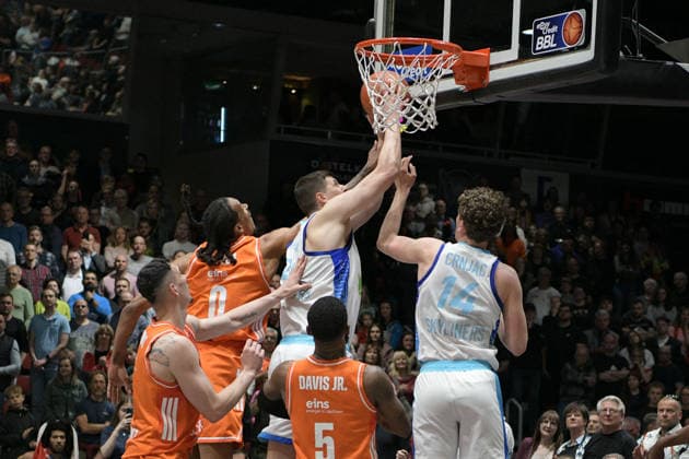 easyCredit Basketball Bundesliga, 33. Spieltag, Niners Chemnitz -Frankfurt Skyliners 07.05.2026 ab 18.30 Uhr Chemnitz, Chemnitz Arena Im Foto: rebound Niners Chemnitz, Yordan Minchev(91), Kevin Yebo(0),Cory Davis(5), Frankfurt Skyliners, Jacob Knauf(25), Ivan Crnjac(14) easyCredit Basketball Bundesliga, 33. Spieltag, Niners Chemnitz - Frankfurt Skyliners Chemnitz Sachsen Deutschland