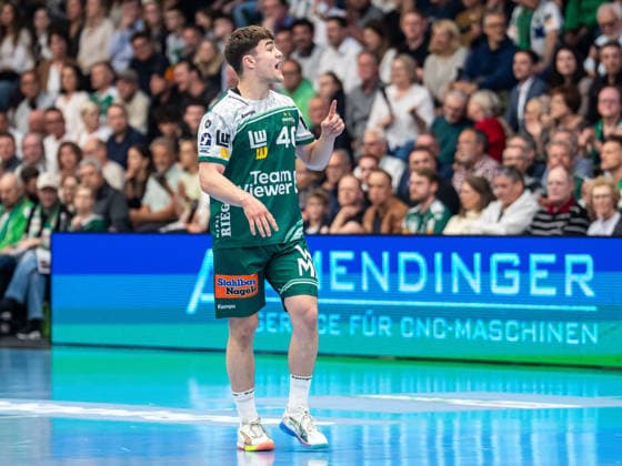 Elias Newel (Frisch Auf Goeppingen, 40) sagt den Spielzug an, Frisch Auf Goeppingen vs. HSG Wetzlar, Handball, 1. Bundesliga, Herren, Spielzeit 2025 2026, 07.05.2026, Frisch Auf Goeppingen vs. HSG Wetzlar, Handball, 1. Bundesliga, Herren, Spielzeit 2025 2026, 07.05.2026 Goeppingen Copyright: xEibner-Pressefoto MichaelxSchmidx EP_MST