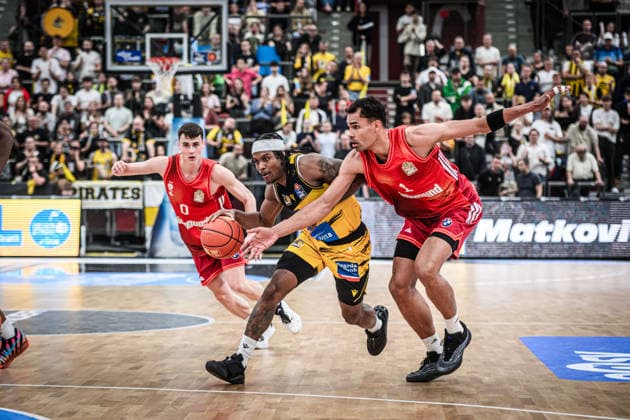 Stefan Smith (MHP RIESEN Ludwigsburg, 03) zwischen Nenad Dimitrijevic (FC Bayern Basketball, 00) und Oscar da Silva (FC Bayern Basketball, 01) GER, MHP Riesen Ludwigsburg vs. FC Bayern Muenchen Basketball, Basketball Bundesliga, easycredit BBL, 33. Spieltag, Spielzeit 2025 2026, 07.05.2026 GER, MHP Riesen Ludwigsburg vs. FC Bayern Muenchen Basketball, Basketball Bundesliga, easycredit BBL, 33. Spieltag, Spielzeit 2025 2026, 07.05.2026 Ludwigsburg Copyright: xSandyxDinkelackerx EP_SDR