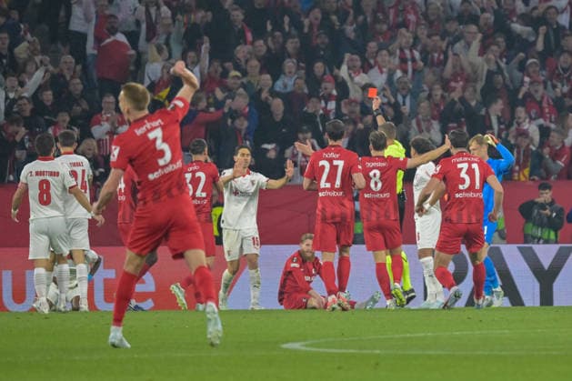 Davide Massa (Schiedsrichter) zeigt die Rote Karte für Paulo Oliveira (Sporting Braga, 15) nach einer Notbremse. GER, SC Freiburg - Sporting Braga, Fussball, Europa League, Halbfinale, Saison 2025 2026, 07.05.2026 GER, SC Freiburg - Sporting Braga, Fussball, Europa League, Halbfinale, Saison 2025 2026, 07.05.2026 Freiburg Copyright: xEibner-Pressefoto ThomasxHessx EP_THS