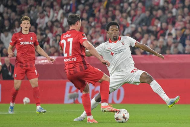 Nicolas Hoefler (SC Freiburg, 27) mit Ball vor Jean-Baptiste Gorby (Sporting Braga, 29) GER, SC Freiburg - Sporting Braga, Fussball, Europa League, Halbfinale, Saison 2025 2026, 07.05.2026 GER, SC Freiburg - Sporting Braga, Fussball, Europa League, Halbfinale, Saison 2025 2026, 07.05.2026 Freiburg Copyright: xEibner-Pressefoto ThomasxHessx EP_THS