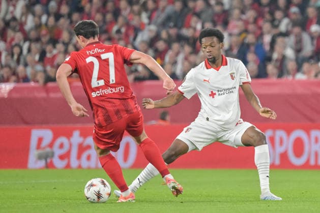 Nicolas Hoefler (SC Freiburg, 27) mit Ball vor Jean-Baptiste Gorby (Sporting Braga, 29) GER, SC Freiburg - Sporting Braga, Fussball, Europa League, Halbfinale, Saison 2025 2026, 07.05.2026 GER, SC Freiburg - Sporting Braga, Fussball, Europa League, Halbfinale, Saison 2025 2026, 07.05.2026 Freiburg Copyright: xEibner-Pressefoto ThomasxHessx EP_THS