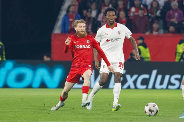Niklas Beste (SC Freiburg, 19) und Jean-Baptiste Gorby (Sporting Braga, 29) , Deutschland, Fussball, UEFA Europa League, Halbfinale, 2025 2026, SC Freiburg vs. Sporting Braga, 07.05.2026, Freiburg im Breisgau Europa-Park Stadion Deutschland Copyright: xGrantxHubbsx