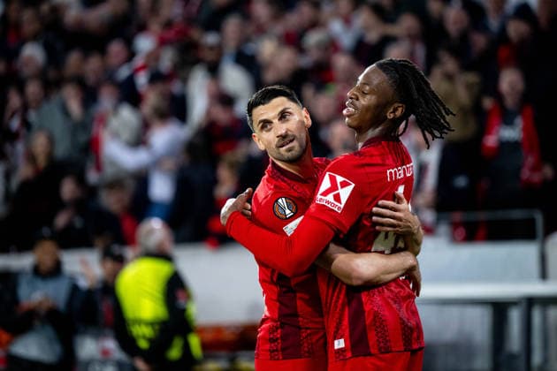 GER, Europa League, Halbfinale, SC Freiburg vs Sporting Braga 07.05.2026, Europa Park Stadion, Freiburg, GER, Europa League, Halbfinale, SC Freiburg vs Sporting Braga, im Bild Johan Manzambi (SC Freiburg, 44), Vincenzo Grifo (SC Freiburg, 32) jubeln ueber das Tor zum 2:0,